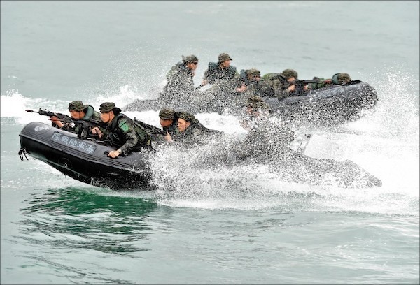 陸戰隊在演習中發生膠舟翻覆意外。 圖片來源：自由時報