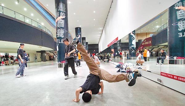 年輕人流行街舞，健康揮灑青春。 圖片來源：中時新聞網