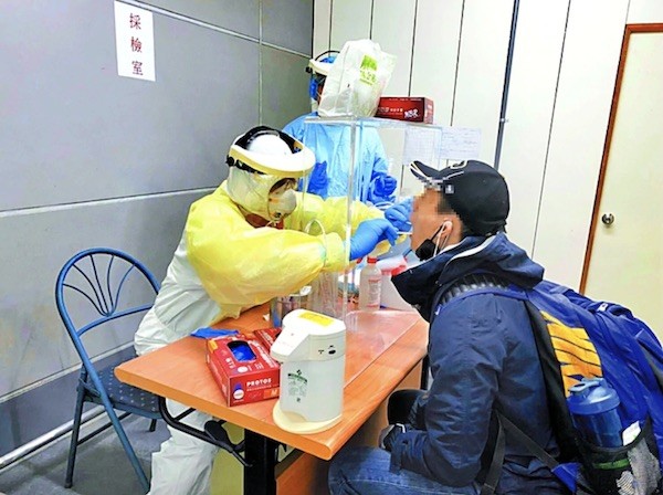 彰化縣對居家檢疫期間者進行採檢。 圖片來源：蘋果日報