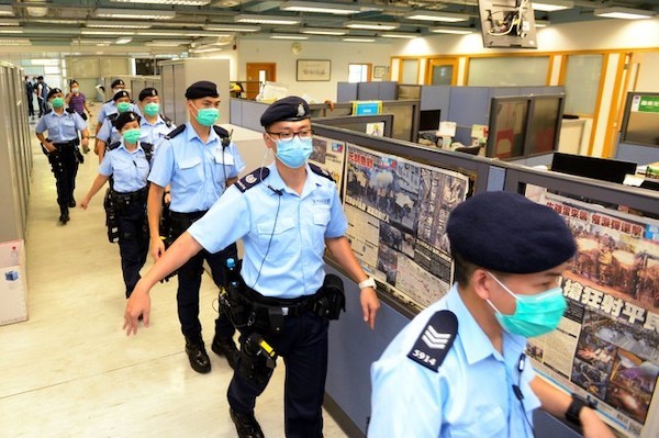 香港警察到蘋果日報進行搜索。 圖片來源：朝日新聞