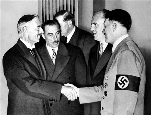 前英國首相張伯倫與希特勒簽訂和平協定。 圖片來源：aboluowang