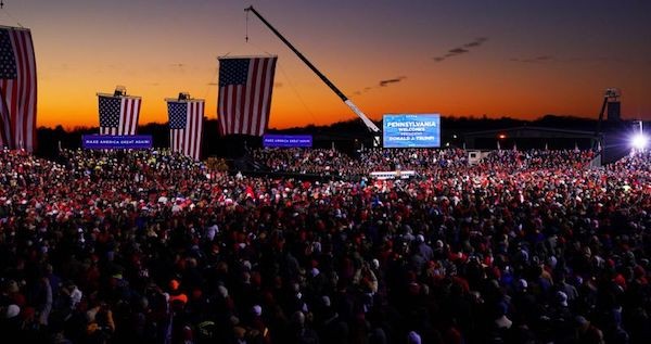 川普總統造勢場合，人山人海看不到邊界。 圖片來源：雅虎奇摩
