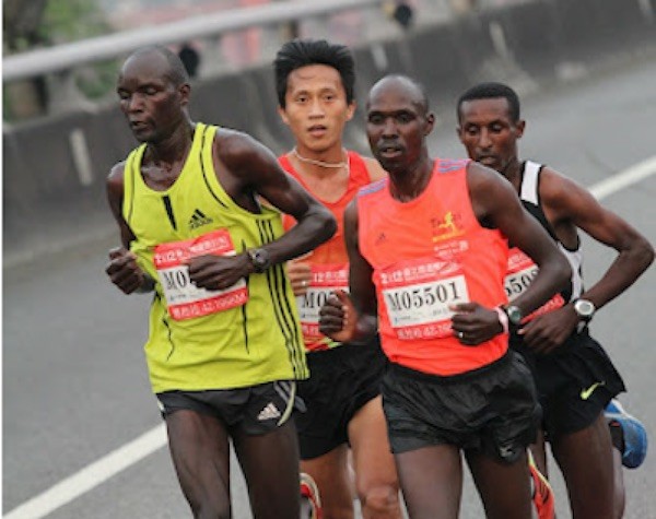馬拉松路跑賽事，總看得到黑皮膚的厲害跑者。 圖片來源：運動筆記