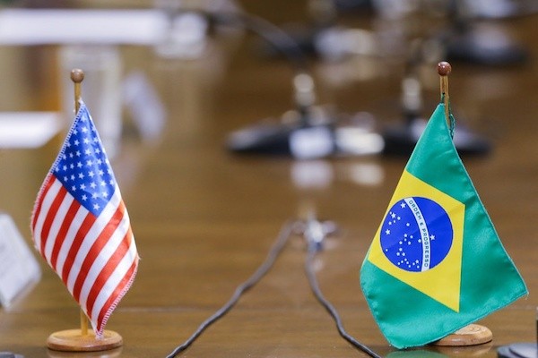 美國與巴西簽署《深化軍事國防合作協定》。 圖片來源：新浪財經