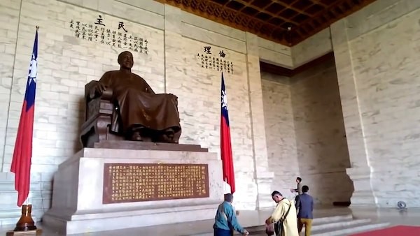 中正紀念堂的蔣介石銅像文風不動，何來轉型正義？ 圖片來源：維基百科