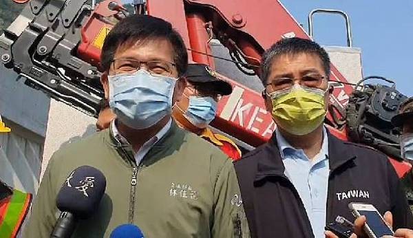 交通部長林佳龍說承擔太魯閣號出軌意外的政治責任。 圖片來源：自由時報