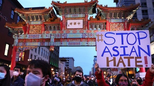 美國亞裔群起抗議種族仇恨。 圖片來源：BBC