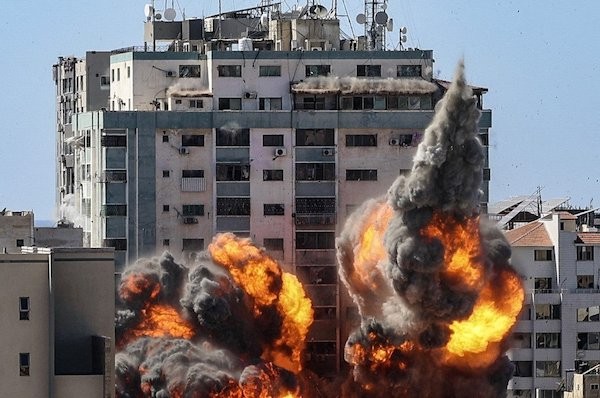 以巴衝突遭炸毀的媒體大樓。 圖片來源：大紀元