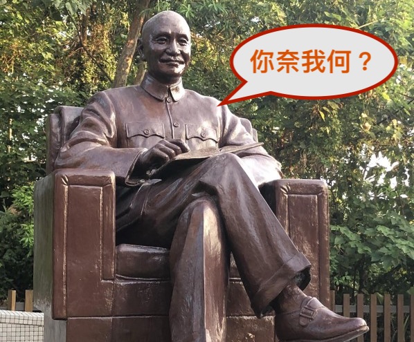 蔣介石銅像在國防部抵抗下文風不動。 圖片來源：自由時報(本站加字)