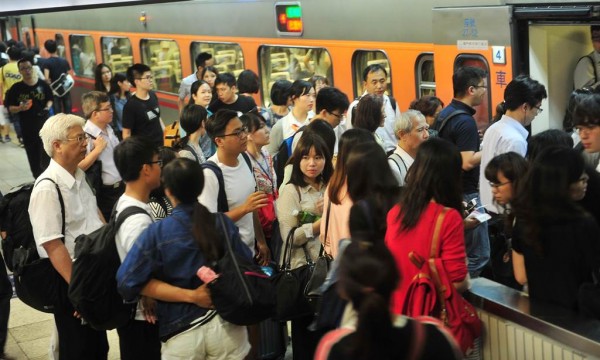 端午連假可能讓台灣疫情變成屍速列車。 圖片來源：中時電子報