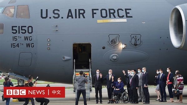 美國軍用運輸機來台宣布捐贈疫苗。 圖片來源：BBC