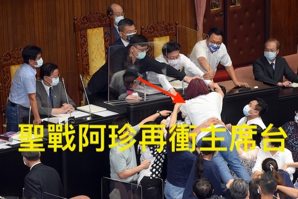 立委陳玉珍衝立院主席台。 圖片來源：match生活網