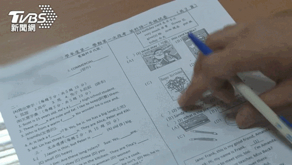 考卷太難太簡單。圖片來源：TVBS新聞網。