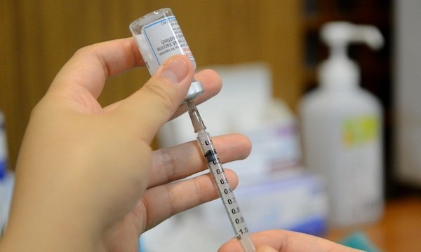 莫德納一劑難求，BNT真的較差？提高疫苗覆蓋率，就能與病毒共存？圖片來源：康健雜誌。(慈濟醫院提供)