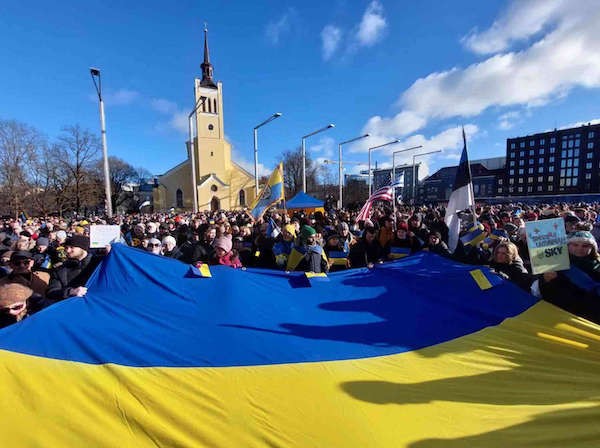 東歐國家愛沙尼亞也出現街頭反戰運動，力挺烏克蘭。   圖片來源：截圖自澤連斯基推特。