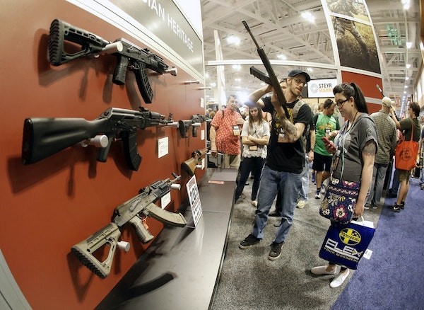 打開電視就能買槍？美國首個軍火購物頻道明年1月上線。圖片來源：關鍵新聞網