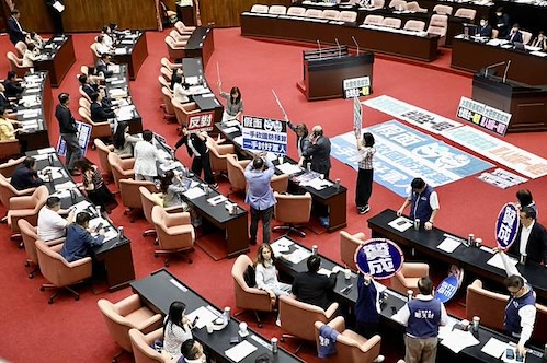 志願役加薪提案：路人皆知的政治算計！         