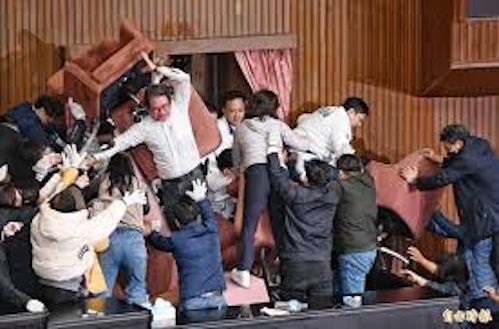 藍白之亂何時能熄滅？：論當今時空下的政治亂象與歷史遺緒