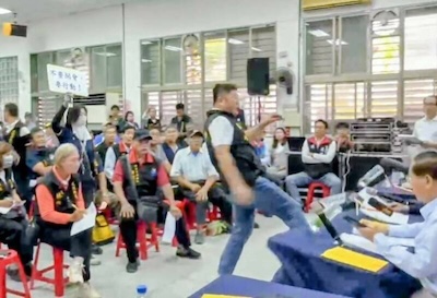 那一腳，踹得的不只是桌子，而是地方政治的裂縫！？