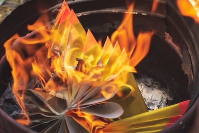 香火裊裊中的現代抉擇——分析拜拜燒香與燒紙錢的信仰兩難