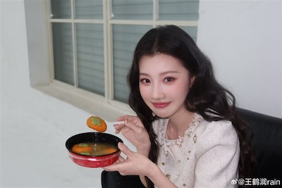 女星王鶴潤「誤操作」風暴：IP戳破說法後，為何「打工人背鍋」不再管用？