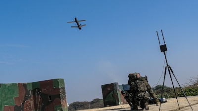 無人機國家隊預算卡關：當政治角力撞上國安紅線，台灣正在浪費不對稱作戰的時間窗口