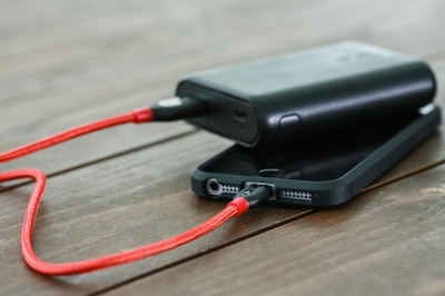 陸媒揭露行動電源「假3C認證」風暴：三無電芯充斥市場，如何成為飛安與居家新隱憂？